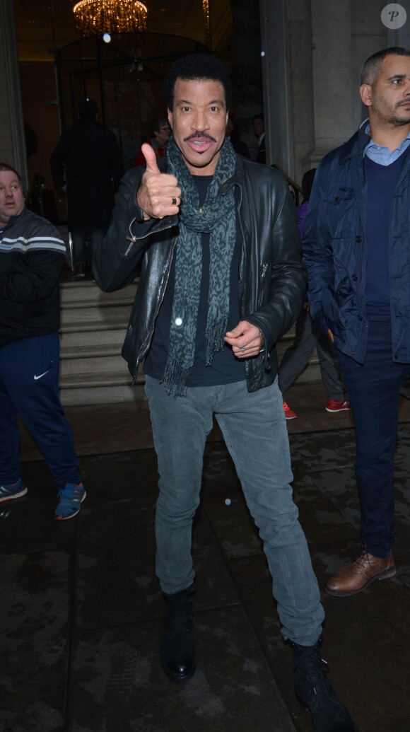 Lionel Richie se promène dans les rues de Londres sous la pluie. Le 3 avril 2015  