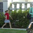  Nicole Richie emm&egrave;ne sa fille Harlow chez des amis &agrave; Beverly Hills, le 4 mai 2015.  