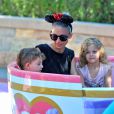  Nicole Richie est heureuse de partager Disneyland avec ses enfants, Harlow et Sparrow, &agrave; Anaheim. Le 20 juillet 2014 