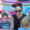 Nicole Richie est heureuse de partager Disneyland avec ses enfants, Harlow et Sparrow, à Anaheim. Le 20 juillet 2014 