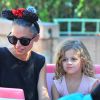 Nicole Richie est heureuse de partager Disneyland avec ses enfants, Harlow et Sparrow, à Anaheim. Le 20 juillet 2014 