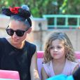  Nicole Richie est heureuse de partager Disneyland avec ses enfants, Harlow et Sparrow, &agrave; Anaheim. Le 20 juillet 2014  