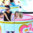  Nicole Richie est heureuse de partager Disneyland avec ses enfants, Harlow et Sparrow, &agrave; Anaheim. Le 20 juillet 2014  