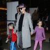 Nicole Richie, les cheveux violets, à l'aéroport de Los Angeles avec ses enfants Harlow et Sparrow, le 23 juin 2014.