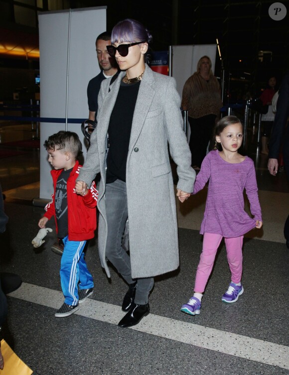 Nicole Richie, les cheveux violets, à l'aéroport de Los Angeles avec ses enfants Harlow et Sparrow, le 23 juin 2014.