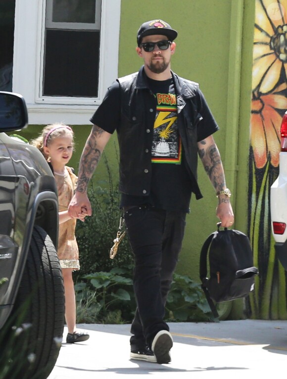 Exclusif - Joel Madden se promène avec ses enfants Harlow et Sparrow à Los Angeles, le 19 mai 2014. 