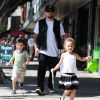 Joel Madden fait du shopping avec ses enfants Harlow et Sparrow à Larchmont Village, le 17 mai 2014