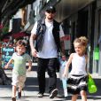  Joel Madden fait du shopping avec ses enfants Harlow et Sparrow &agrave; Larchmont Village, le 17 mai 2014  