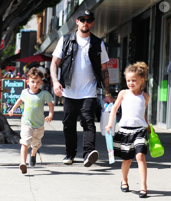 Joel Madden fait du shopping avec ses enfants Harlow et Sparrow à Larchmont Village, le 17 mai 2014 