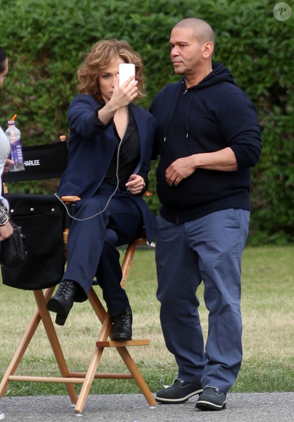 Jennifer Lopez fait des selfies sur le tournage du film " Shades of blue " à New York Le 05 Juin 2015 