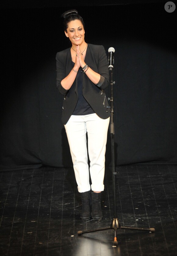 Exclusif - Victoria Petrosillo, alias Anne d'Autriche, a interprété un titre lors de la conférence de presse de présentation du spectacle musical Les 3 Mousquetaires au Trianon à Paris, le 10 juin 2015.