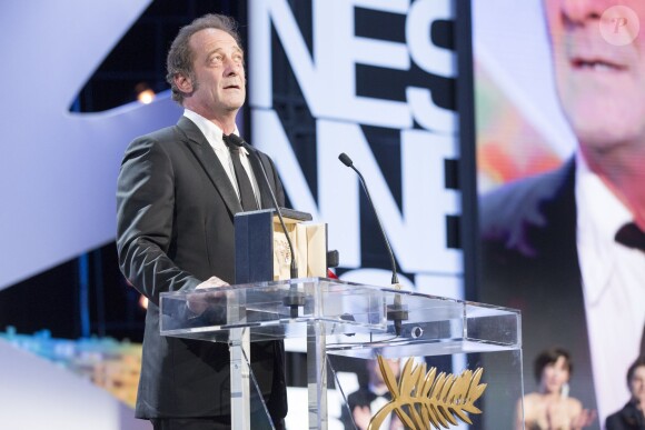 Vincent Lindon recevant le prix d'interprétation masculine pour le film "La Loi du Marché" - Cérémonie de clôture du 68e Festival International du film de Cannes, le 24 mai 2015