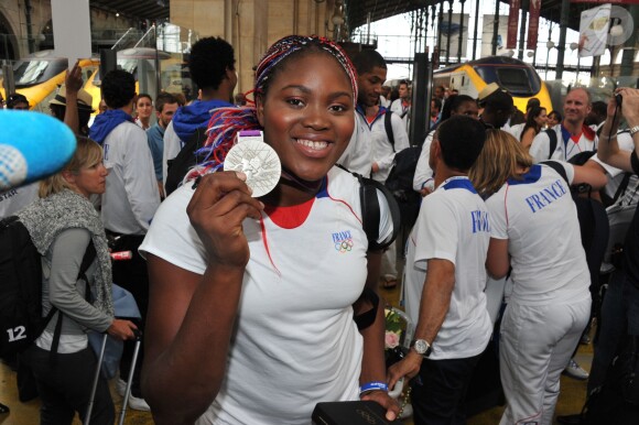 Isabelle Yacoubou lors du retour en France de l'équipe de basket avec médaille d'argent, à la Gare du Nord, le 13 août 2012