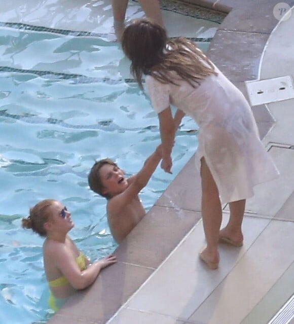 Exclusif Elizabeth Hurley (Liz Hurley) et son fils Damian, accompagnee de son fiance Shane Warne et de sa fille Summer en vacances dans un hotel a Las Vegas, le 6 juillet 2013.  