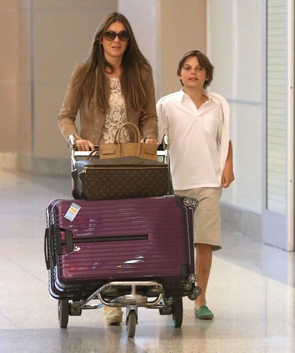 Elizabeth Hurley et son fils Damian arrivent a l'aeroport de Las Vegas, le 4 juillet 2013.