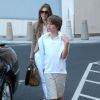 Elizabeth Hurley et son fils Damian arrivent a l'aeroport de Las Vegas, le 4 juillet 2013. 