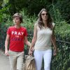Elizabeth Hurley et son fils Damian à Hyde Park à Londres, le 15 juillet 2014   