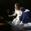 Marion Cotillard, aux côtés de Éric Génovèse, sur la scène du "Lincoln Center" dans la pièce "Jeanne d'Arc au bucher" à New York le 10 juin 2015.