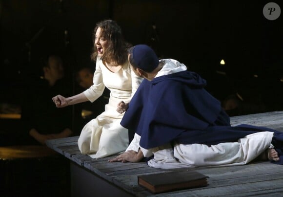 Marion Cotillard, aux côtés de Éric Génovèse, sur la scène du "Lincoln Center" dans la pièce "Jeanne d'Arc au bucher" à New York le 10 juin 2015.