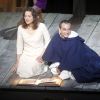 Marion Cotillard, aux côtés de Éric Génovèse, sur la scène du "Lincoln Center" dans la pièce "Jeanne d'Arc au bucher" à New York le 10 juin 2015.