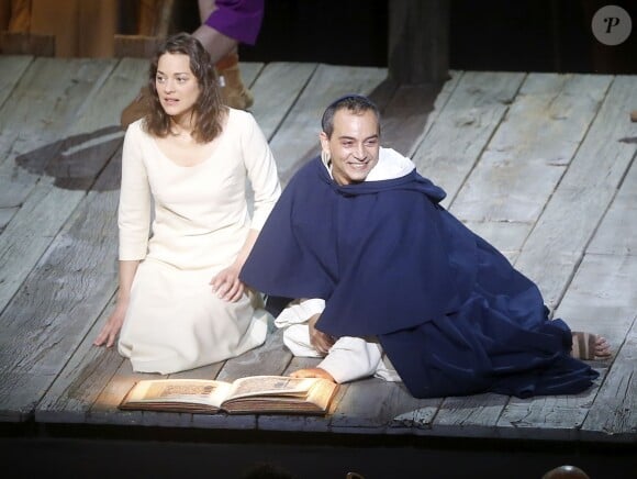 Marion Cotillard, aux côtés de Éric Génovèse, sur la scène du "Lincoln Center" dans la pièce "Jeanne d'Arc au bucher" à New York le 10 juin 2015.