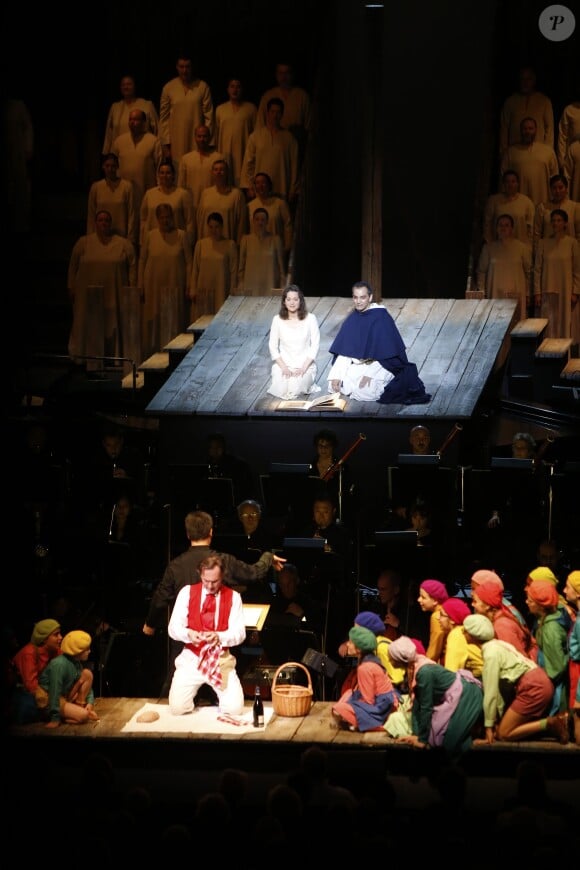 Marion Cotillard, aux côtés de Éric Génovèse, sur la scène du "Lincoln Center" dans la pièce "Jeanne d'Arc au bucher" à New York le 10 juin 2015.