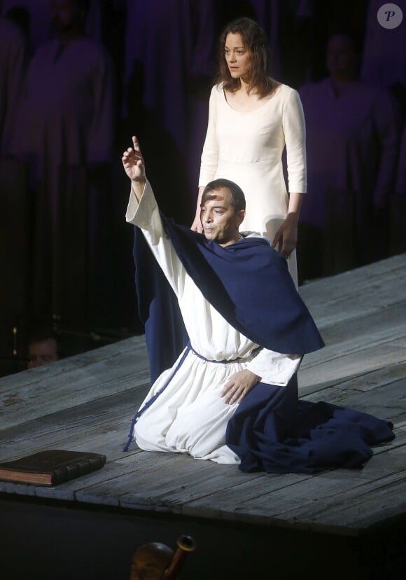 Marion Cotillard, aux côtés de Éric Génovèse, sur la scène du "Lincoln Center" dans la pièce "Jeanne d'Arc au bucher" à New York le 10 juin 2015.