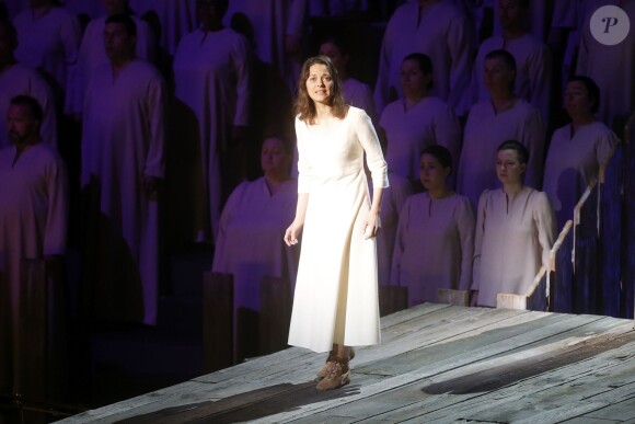 Marion Cotillard dans la pièce "Jeanne d'Arc au bucher" à New York le 10 juin 2015.