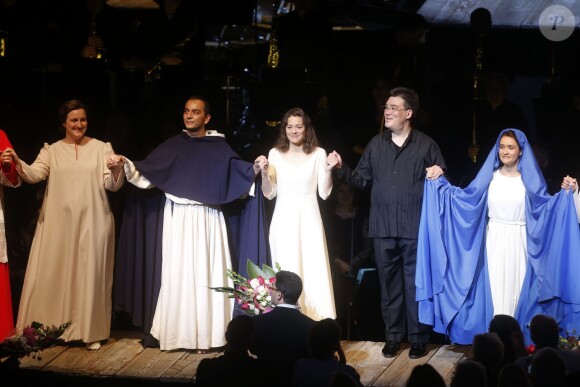 Marion Cotillard, aux côtés de Éric Génovèse, sur la scène du "Lincoln Center" dans la pièce "Jeanne d'Arc au bucher" à New York le 10 juin 2015.