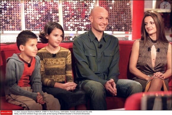 Franck Leboeuf avec sa femme Betty et leurs enfants Hugo et Jade à "Vivement dimanche" en janvier 2002.