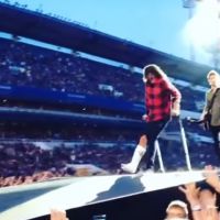 Dave Grohl (Foo Fighters) chute de scène : La jambe cassée, il finit le show !