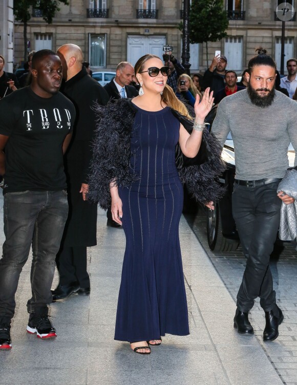 Mariah Carey sort de son hôtel le Peninsula pour aller dîner avec Azzedine Alaïa à Paris, le 9 juin 2015. 