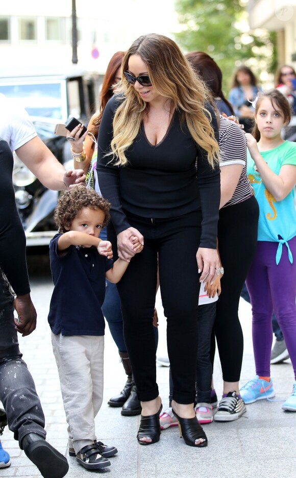 Mariah Carey sort de son hôtel avec ses enfants Monroe et Moroccan le 7 juin 2015 à Paris 