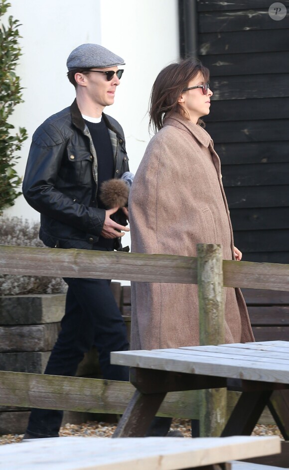 Benedict Cumberbatch et Sophie Hunter, au lendemain de leur mariage, sortant d'un pub sur l'île de Wight le 15 février 2015.