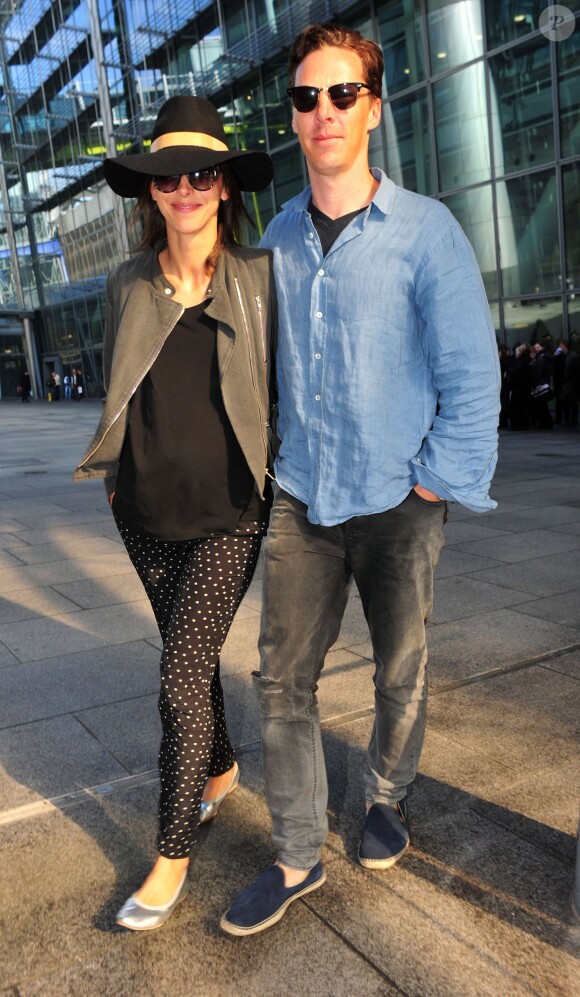 Benedict Cumberbatch et Sophie Hunter, enceinte, de retour de lune de miel à Bora-Bora. Le 7 mars 2015 à l'aéroport de Londres.