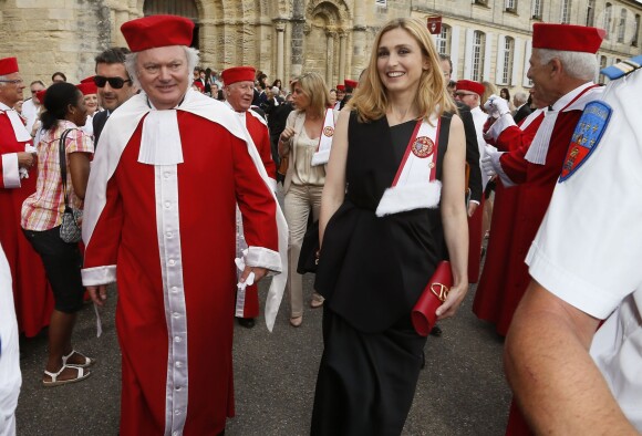 Julie Gayet intronisée ambassadrice des vins de Saint-Emilion par la Confrérie de la Jurade le 13 juin 2015. 