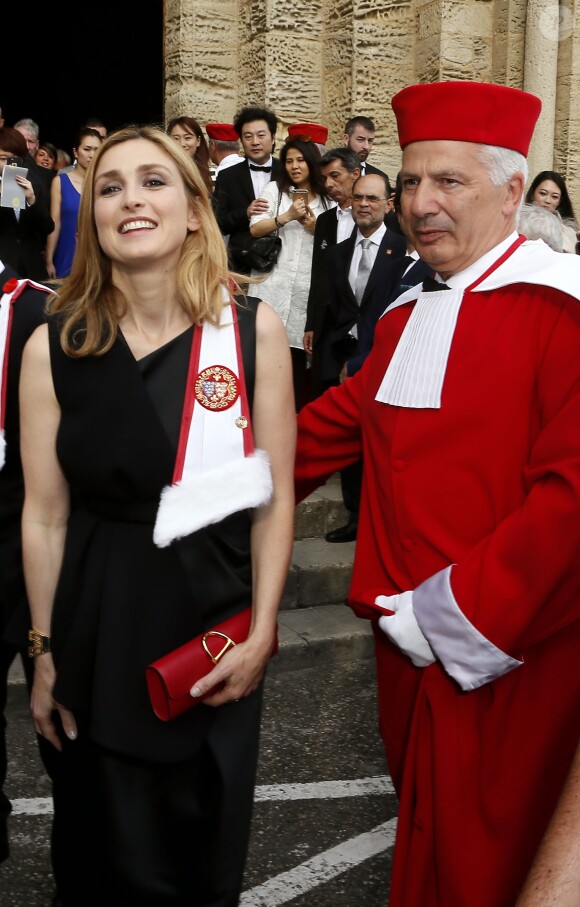 La comédienne Julie Gayet intronisée ambassadrice des vins de Saint-Emilion par la Confrérie de la Jurade le 13 juin 2015.