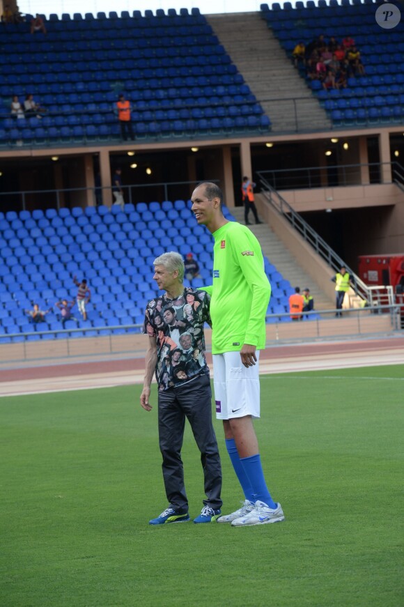 Brahim Takioullah et Arsène Wenger lors du Charity Football Game au Grand Stade de Marrakech, le 14 juin 2015
