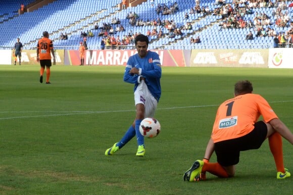 Jamel Debbouze face à Cédric Carasso lors du Charity Football Game au Grand Stade de Marrakech, le 14 juin 2015