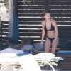 Exclusif - Robin Wright et sa fille Dylan Penn se relaxent sur la plage lors de leurs vacances à Mexico avec une amie, le 31 mai 2015.