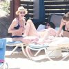 Exclusif - Robin Wright et sa fille Dylan Penn se relaxent sur la plage lors de leurs vacances à Mexico avec une amie, le 31 mai 2015.