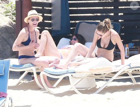 Exclusif - Robin Wright et sa fille Dylan Penn se relaxent sur la plage lors de leurs vacances à Mexico avec une amie, le 31 mai 2015.