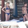 Exclusif - Robin Wright et sa fille Dylan Penn, en bikinis, se relaxent sur la plage lors de leurs vacances au Mexique, le 31 mai 2015.