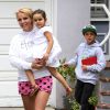 Britney Spears avec sa nièce dans les bras va récupérer ses fils Sean Preston et Jayden James pour déjeuner. On dirait que les garçons ont passé la nuit chez leurs cousins. Los Angeles, le 14 juin 2015.