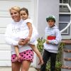 Britney Spears avec sa nièce dans les bras va récupérer ses fils Sean Preston et Jayden James pour déjeuner. On dirait que les garçons ont passé la nuit chez leurs cousins. Los Angeles, le 14 juin 2015.
