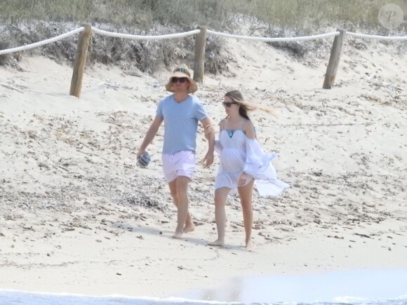 Nico Rosberg et son épouse Vivian, enceinte, sur une plage d'Ibiza, le 13 juin 2015