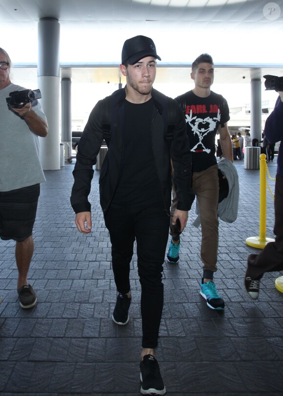 Nick Jonas arrive à l'aéroport à Los Angeles Le 05 juin 2015  