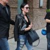 Demi Lovato, tout sourire, jean déchiré, perfecto et sac à main Saint Laurent, se promène dans les rues de New York. Le 27 mai 2015  