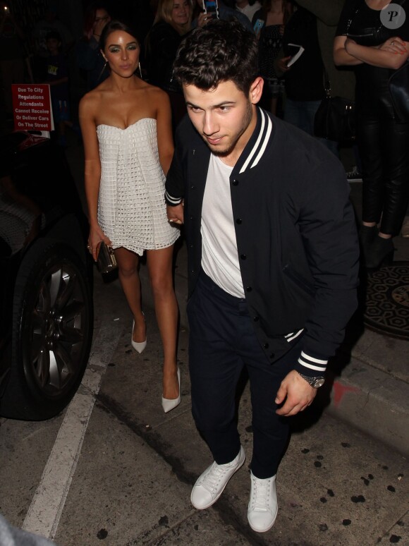 Nick Jonas et sa petite amie Olivia Culpo à la sortie du restaurant Craig à West Hollywood, le 10 mai 2015  