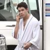 Exclusif - Nick Jonas, en peignoir, au téléphone sur le tournage de la nouvelle série "Scream Queens" à la Nouvelle-Orléans, le 17 mars 2015.  